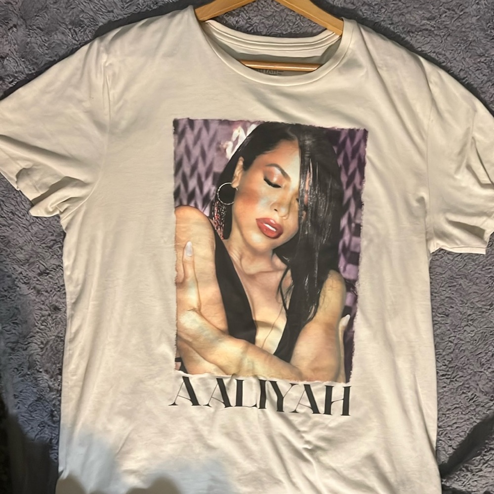 Retro AALIYAH Large  cream short sleeves T-Shirt with AALIYAH face